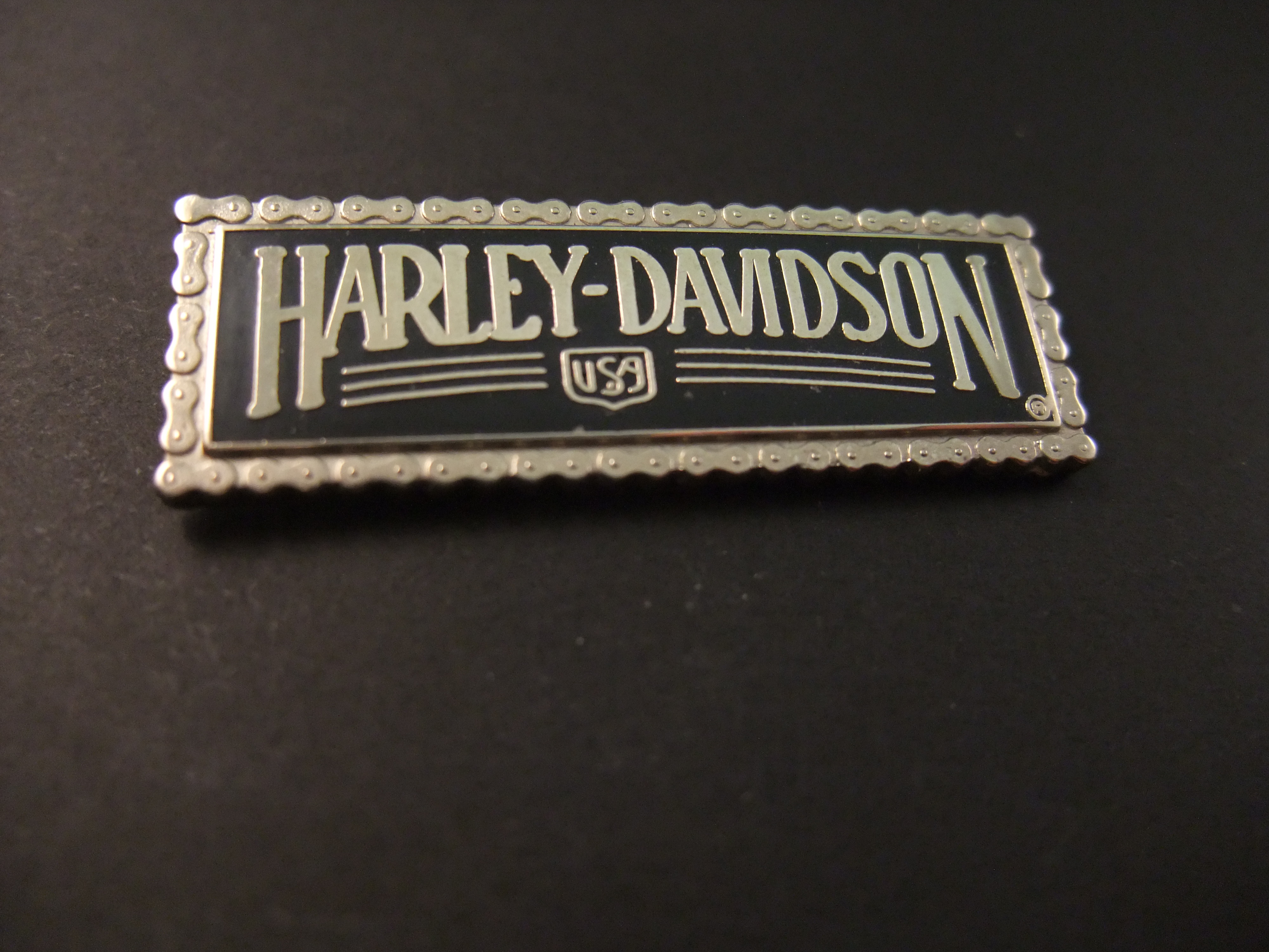 Harley- Davidson logo zilver-zwart logo met ketting omlijnd